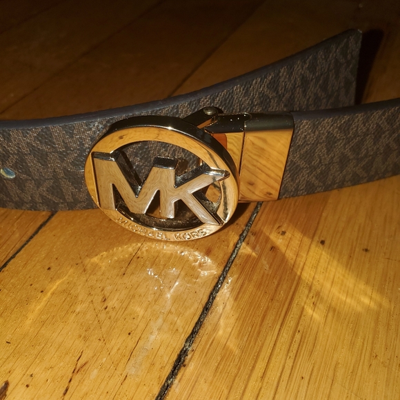 Michael Kors Logo Signature Monogram Twist Reversible Belt - Picture 3 of 4